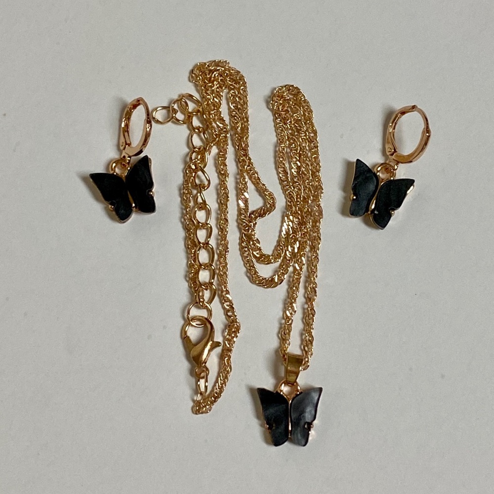 🔥3/$25🔥3 Piece Butterfly Charm Necklace Set - Picture 3 of 8